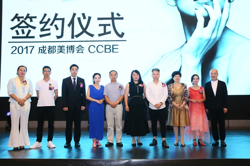 韩国贸易协会成都代表处李沅锡部长表示很荣幸参加成都美博会,韩国