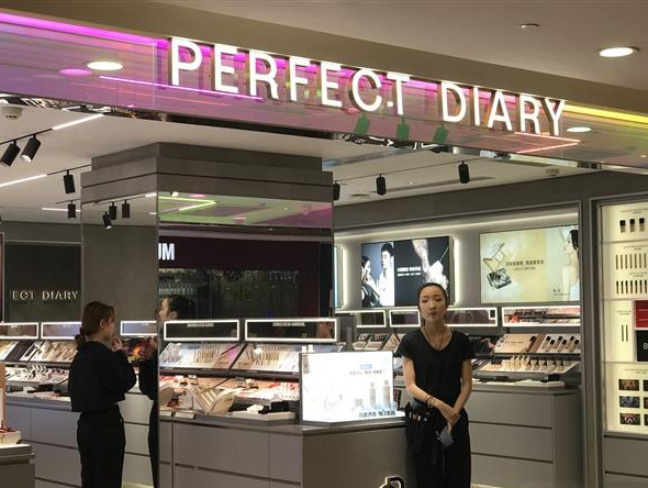 完美日记,骑虎难下