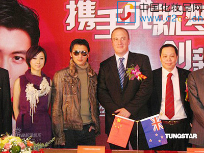 谢霆锋出席洗发水发布会 引来大批记者 --资讯