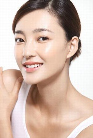 新星 王丽坤 为某 护肤 品拍摄一组宣传片(图) --资