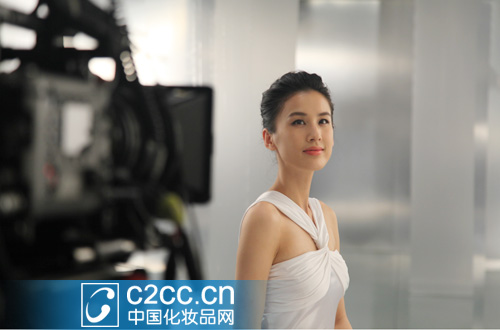 植美村签约黄圣依 升级玫瑰果分龄眼霜 --资讯