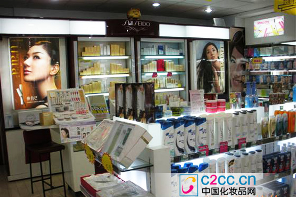 消费者:化妆品用了过敏,你要赔! 超市工作人员