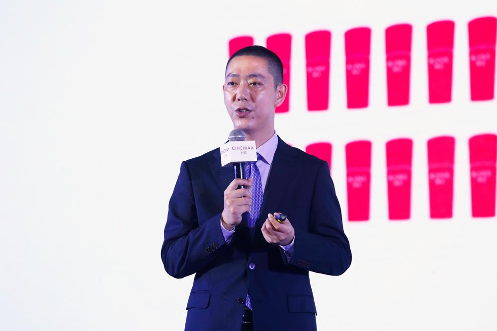 韩束,吾尊品牌精美的产品陈列此次会议上,分销一部总经理傅子翀,韩束