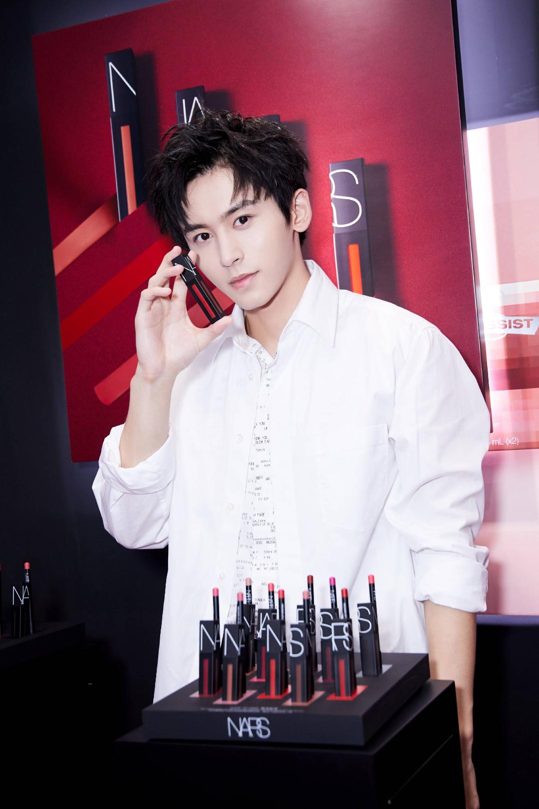 nars请人站台又上了热搜,这次是张涵予前来"收购"和"查抄"