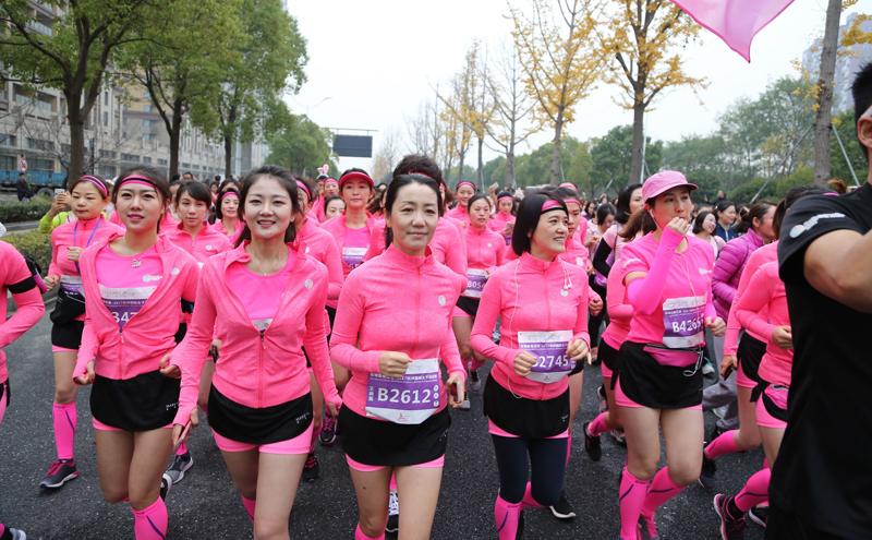 玫琳凯怡日健2017杭州国际女子马拉松鸣枪开跑