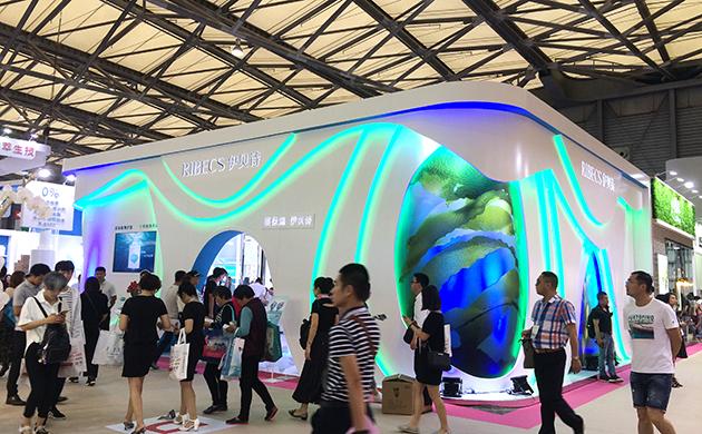 小C跑展|品牌革新、渠道专供、产品升级，伊贝诗在年轻化的道路上高歌猛进