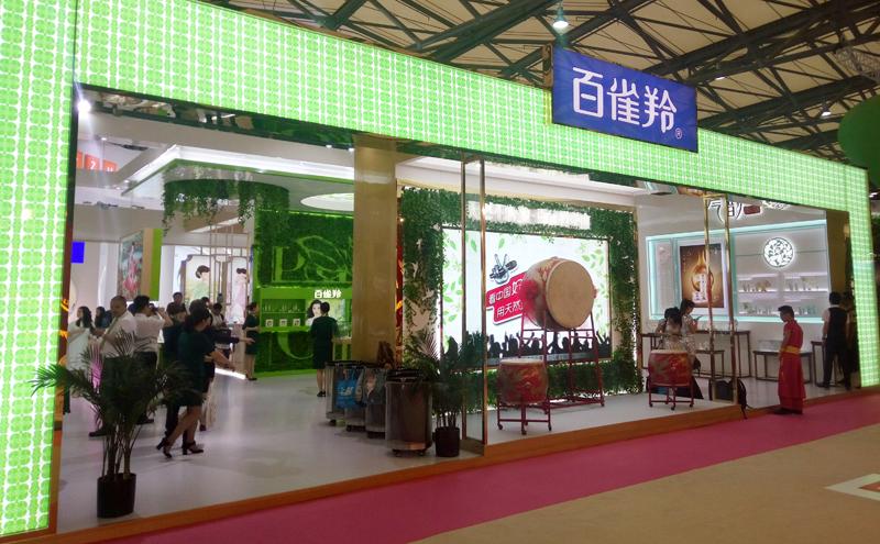 2017年第22届中国美博会,百雀羚以全新的品牌形象亮相,并与全球专业