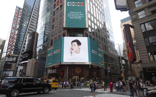 张若昀霸屏纽约时代广场，伊贝诗怒刷存在感！