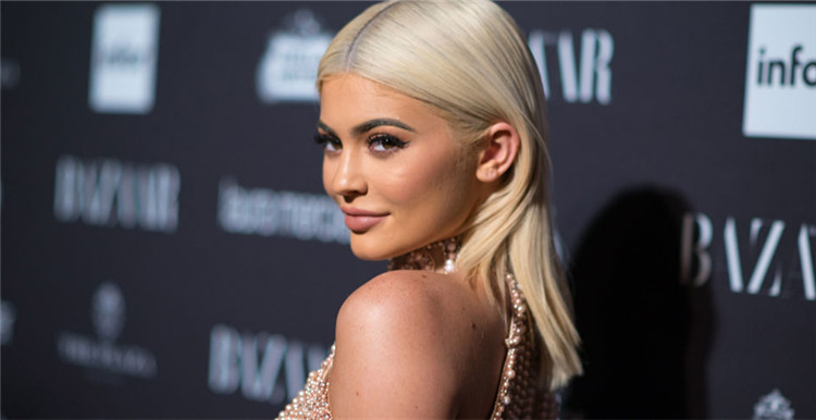 根据wwd的数据,2017年kylie cosmetics的销售额预计将达到3.86亿美元.