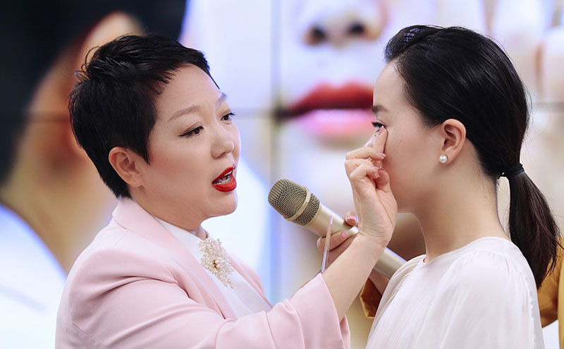 资生堂新推了一个无瑕修颜系列，说能体现化妆的力量