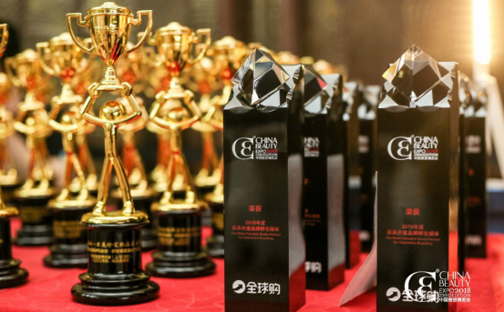 这个含金量hin高的彩妆类入围榜单已揭晓,你的爱用品在里面吗?