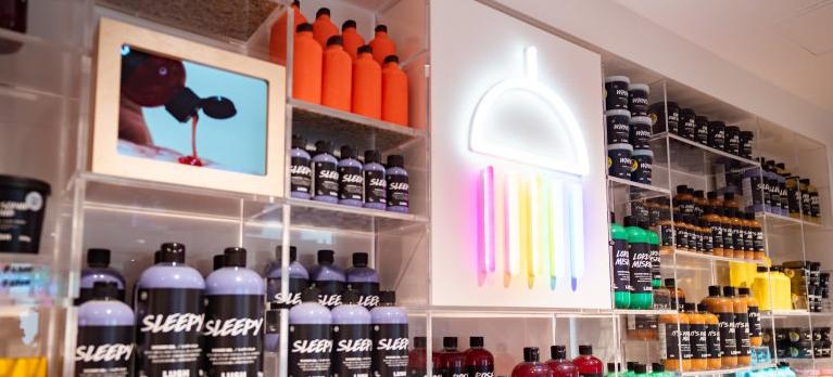 LUSH在日本新宿开设了第一家无语言数字商店