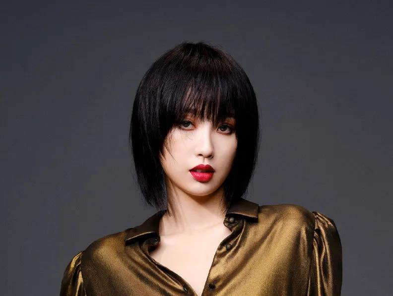 出道不到2个月,虞书欣拿下YSL圣罗兰美妆品牌挚友
