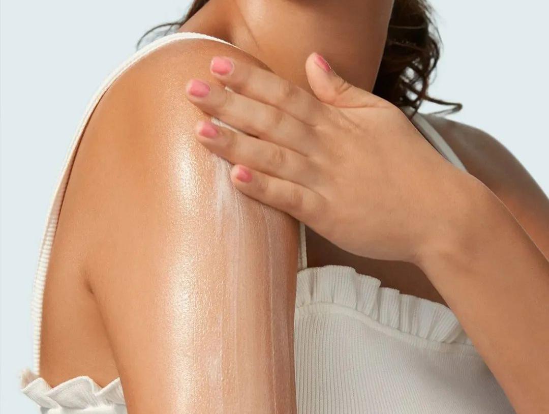 当爱美女性开始为全身 化妆 C2cc传媒