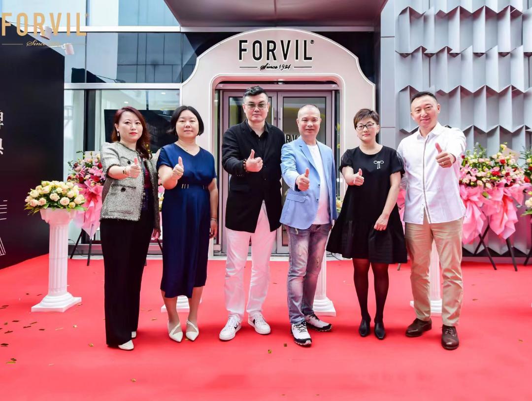 井柏然现身FORVIL温莎森林首家线下体验店,助力品牌角逐千亿市场