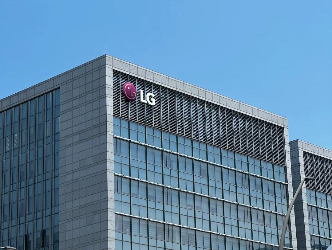 LG破天荒地向外求人了