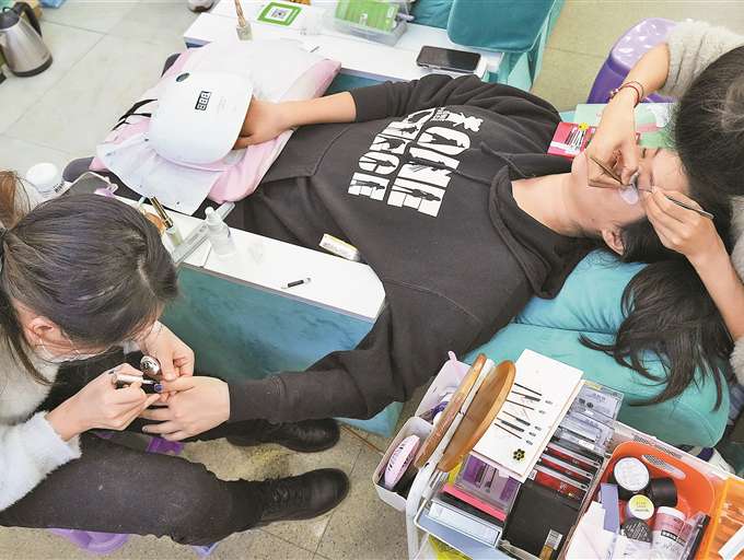 穿戴甲、医美成年货新宠/花王增设海外工厂挖掘防晒增量丨一周鲜事