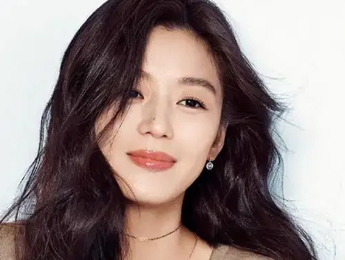 品牌方下架，工作室否认，全智贤代言陷“双面”罗生门？